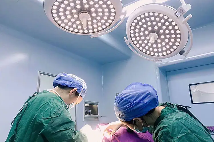 The Future of Operating Room Lighting: How Modern Surgical Lights Improve Safety and Reduce Fatigue